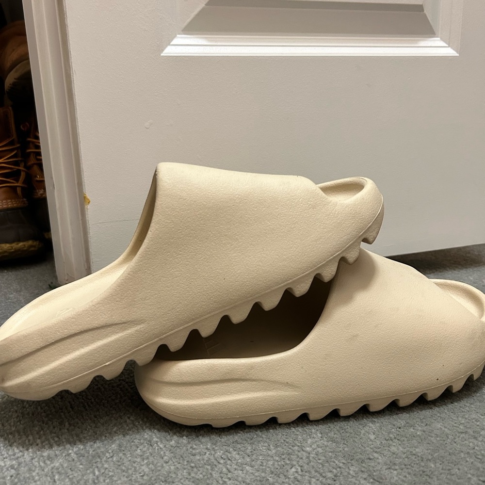 YEEZY SLIDES size 8